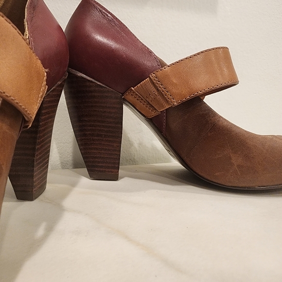 Fossil, size 8 leather 3" beautiful high heel with strap sand unique heel shape. - Picture 15 of 16